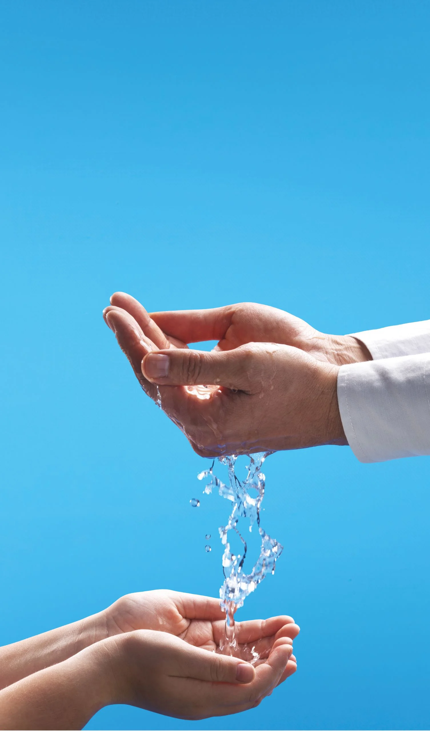 mano bambino e adulto con acqua: campagna sostelia