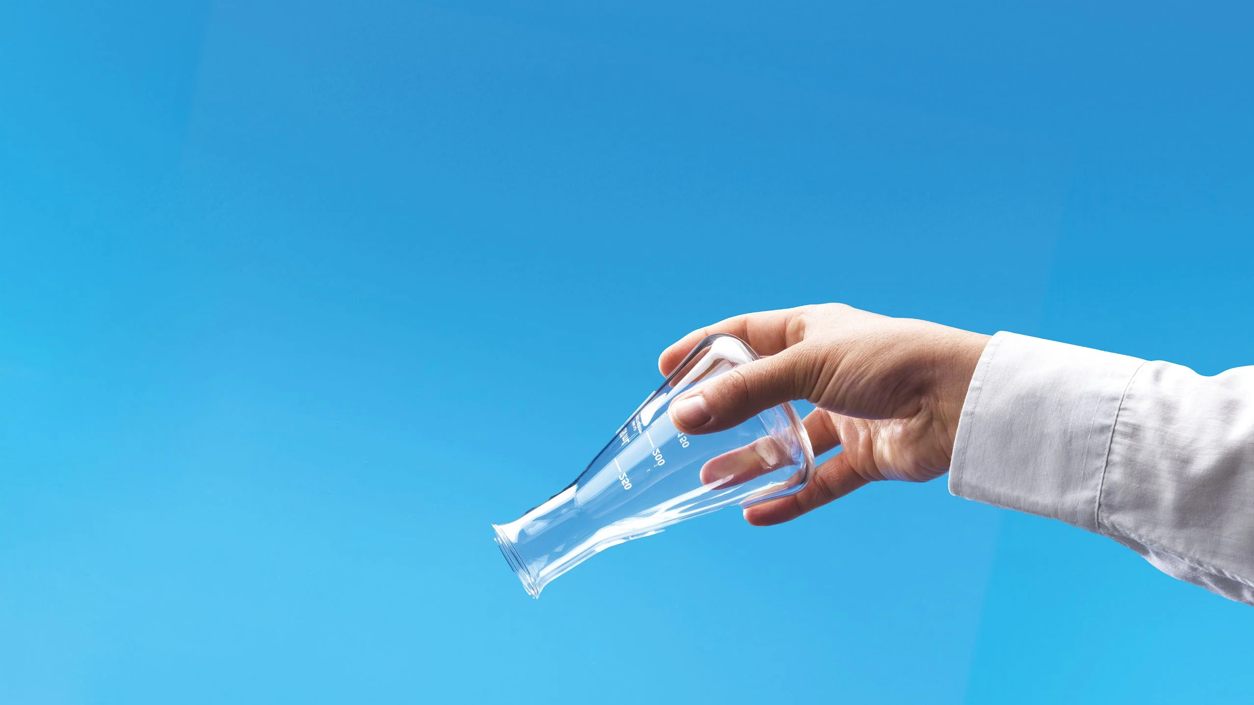 mano con camicia tiene beuta: campagna sostelia