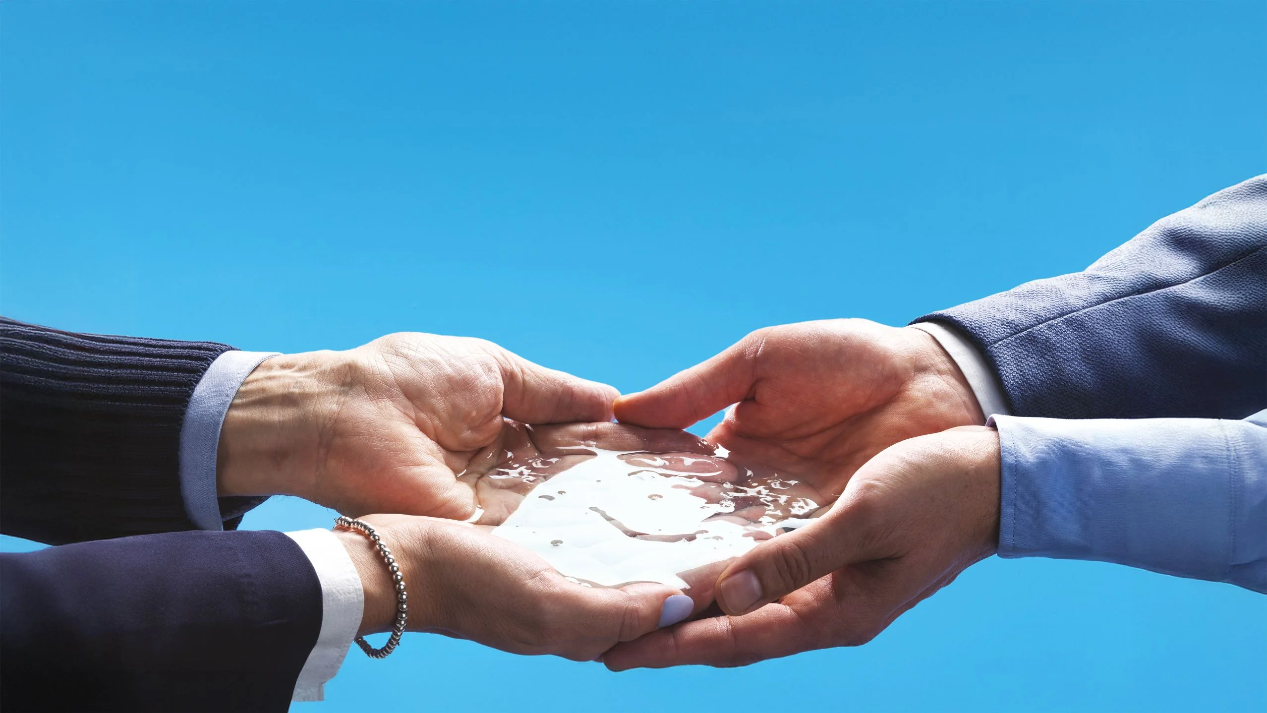 4 mani con acqua campagna di comunicazione sostelia