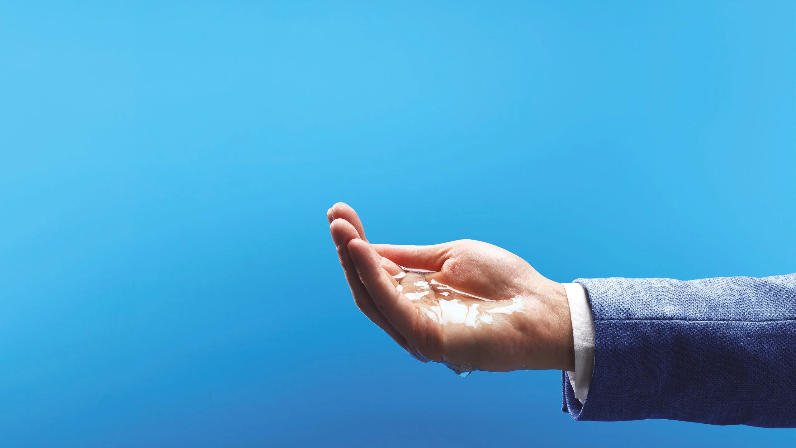 mano in giacca e camicia sorregge acqua: campagna sostelia