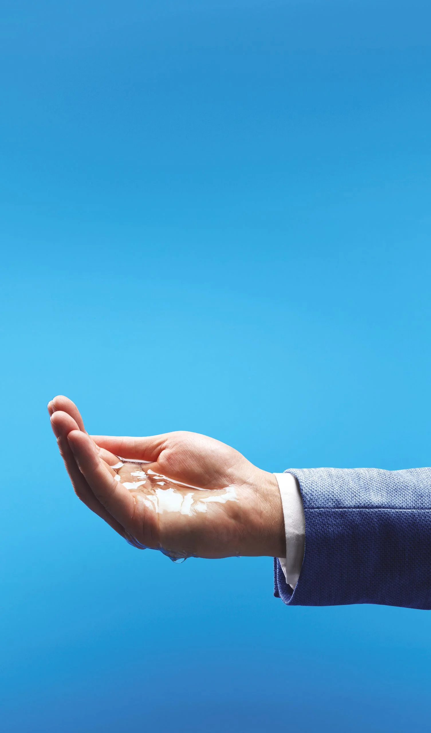 mano in giacca e camicia sorregge acqua: campagna sostelia